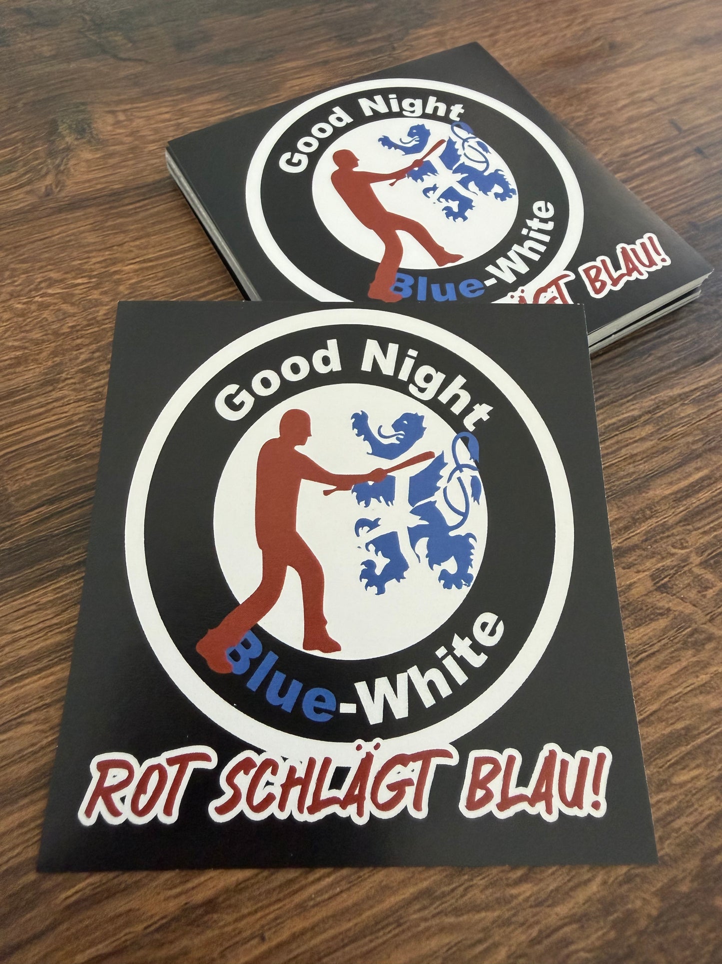 Aufkleber „Rot schlägt Blau“ (8cm x 8cm)