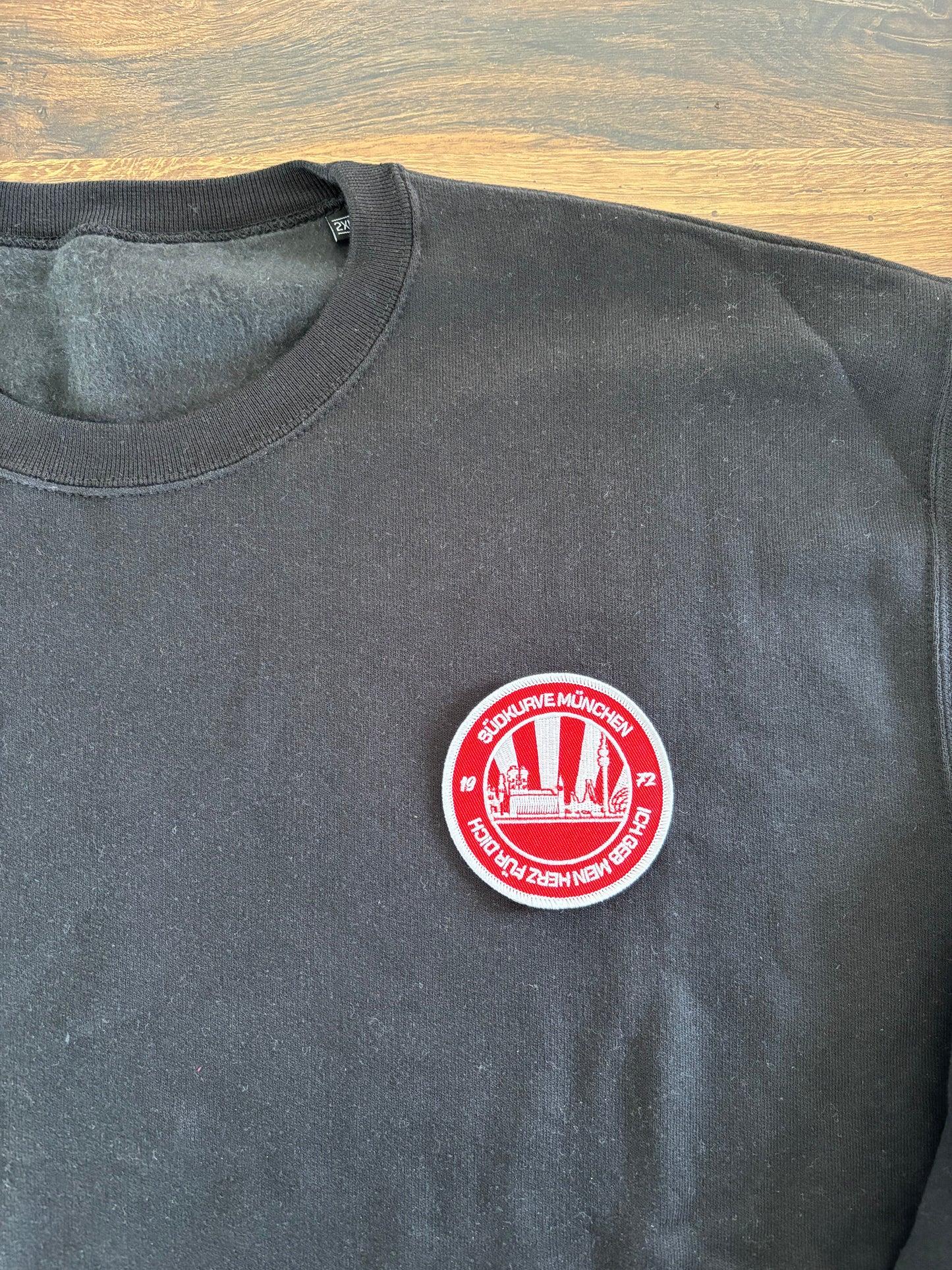 Bestickter Sweater „Skyline Logo“